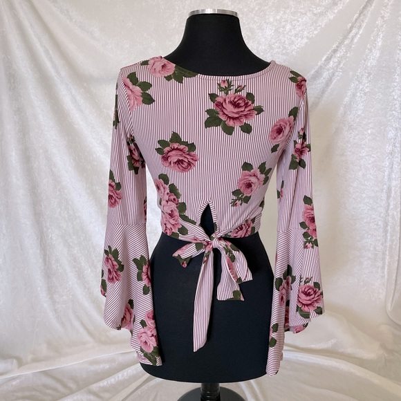 Floral crop top with fan sleeves - Picture 2 of 6